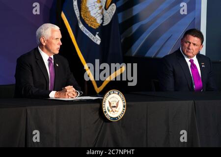 Le vice-président Mike Pence, accompagné de l'entraîneur de football de l'Université d'État de Louisiane Ed Orgeron, prononce un discours lors d'une réunion d'information COVID-19 avec des responsables de l'enseignement supérieur le mardi 14 juillet 2020, au Tiger Stadium de bâton Rouge, la People: Le vice-président Mike Pence, Ed Orgeron Credit: Storms Media Group/Alay Live News Banque D'Images