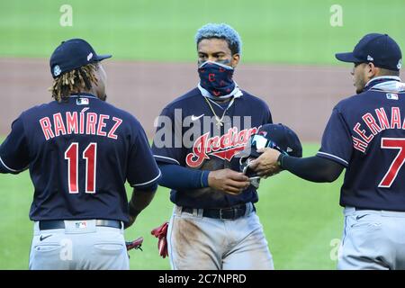 Pittsburgh, États-Unis. 18 juillet 2020. Les Cleveland Indians Jose Ramirez (11) et Cesar Hernandez (7) accueillent les Cleveland Indians shortstop Francisco Lindor (12) entre les gains de leur jeu d'exposition contre les Pittsburgh Pirates le samedi 18 juillet 2020 au PNC Park à Pittsburgh. Photo par Archie Carpenter/UPI crédit: UPI/Alay Live News Banque D'Images