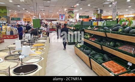 Vue de l'intérieur du magasin Spencer avec articles d'épicerie et légumes à l'intérieur Un centre commercial à Kolkata Banque D'Images