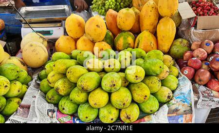 Mangues mûres avec pommes fraîches et papaye en solde à Une boutique de fruits locale à Kolkata India Banque D'Images