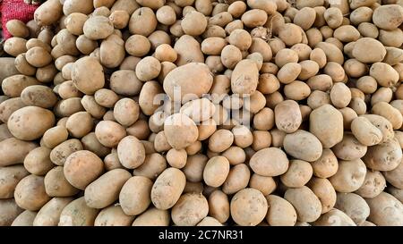 Pommes de terre en vente sur un marché local de la ville à Kolkata Inde Banque D'Images