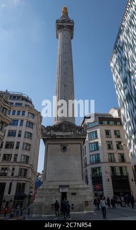 LONDRES, ROYAUME-UNI - 11 avril 2019 : le monument du grand feu de Londres à Fish Street Hill, Londres Banque D'Images