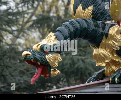 LONDRES, ROYAUME-UNI - 16 avril 2019 : l'un des dragons récemment rénovés qui entourent la Grande Pagode dans le parc de Kew Gardens, Londres. Banque D'Images