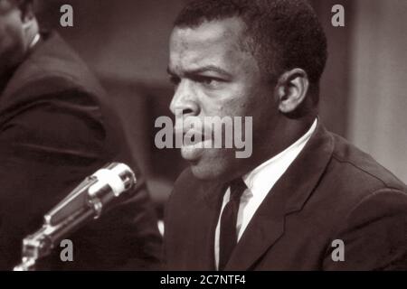 John Lewis (1940-2020), chef du mouvement américain des droits civils, s'exprimant lors d'une réunion de l'American Society of Newspaper Editors à l'hôtel Statler Hilton de Washington, D.C., le 16 avril 1964. Banque D'Images