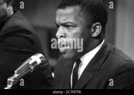 John Lewis (1940-2020), chef du mouvement américain des droits civils, s'exprimant lors d'une réunion de l'American Society of Newspaper Editors à l'hôtel Statler Hilton de Washington, D.C., le 16 avril 1964. Banque D'Images