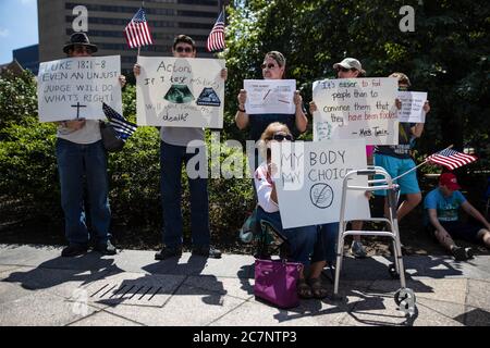 Columbus, États-Unis. 18 juillet 2020. Les manifestants tiennent des pancartes lors d'un rassemblement « anti-masque » à l'Ohio Statehouse.plus de 200 personnes se sont rassemblées à l'Ohio State House pour protester contre le mandat de masque facial que de nombreux comtés sont sous le gouvernement. Crédit : SOPA Images Limited/Alamy Live News Banque D'Images