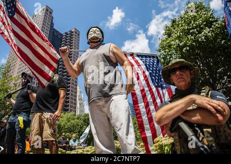 Columbus, États-Unis. 18 juillet 2020. Un manifestant détient un drapeau américain lors d'un rassemblement « anti-masque » à l'Ohio Statehouse.plus de 200 personnes se sont rassemblées à l'Ohio State House pour protester contre le mandat de masque facial que de nombreux comtés sont sous le gouvernement. Crédit : SOPA Images Limited/Alamy Live News Banque D'Images