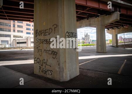 ALBANY, NEW YORK, ÉTATS-UNIS - 31 mai 2020 : Graffiti faisant la promotion des émeutes à la suite d'une course à la suite de la mort de George Floyd à Albany, New York Banque D'Images