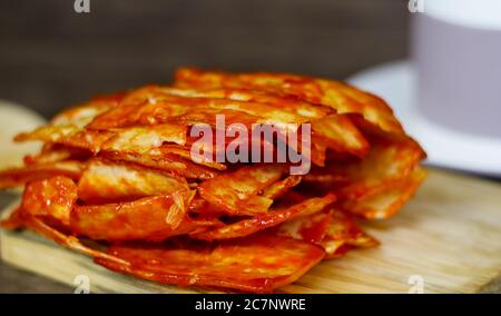 Croustilles de la Balado Spicy (craquelins au manioc) sur fond blanc. Banque D'Images