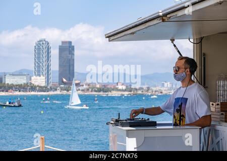 Barcelone, Espagne. 18 juillet 2020. Un DJ portant un masque visible sur la terrasse de l'hôtel W Barcelona.la ville de Barcelone fait face à de nouvelles épidémies de coronavirus avec de nouvelles restrictions de mobilité et des recommandations pour éviter de voyager en dehors de la ville. Crédit : SOPA Images Limited/Alamy Live News Banque D'Images