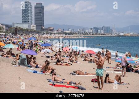 Barcelone, Espagne. 18 juillet 2020. Les gens sont vus bronzer sur la plage de Barceloneta pendant la crise du coronavirus.la ville de Barcelone fait face à de nouvelles épidémies de cas de coronavirus avec de nouvelles restrictions de mobilité et des recommandations pour éviter de voyager en dehors de la ville. Crédit : SOPA Images Limited/Alamy Live News Banque D'Images