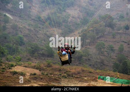 Deux hommes indiens parapente à Naukuchia Taal à Nanital, focalisation sélective Banque D'Images