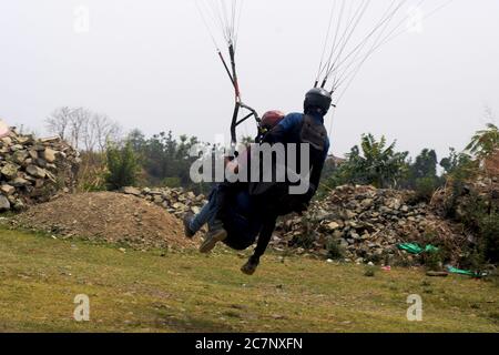 Vue arrière de deux parapentes indiennes juste avant l'atterrissage à Naukuchiatal à Nanital, concentration sélective Banque D'Images