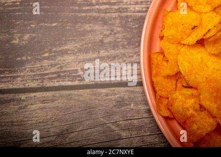 Chips de pommes de terre sur un plateau rond. Gros plan Banque D'Images