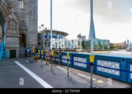 Londres, Royaume-Uni. 18 juillet 2020. Les visiteurs gardent une distance sécuritaire pendant qu'ils font la queue pour entrer au Tower Bridge. Crédit : SOPA Images Limited/Alamy Live News Banque D'Images