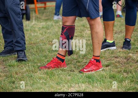 Ville de Riga, Lettonie. Course, les gens étaient engagés dans des activités sportives. Bottes rouges. 5.07.2020 Banque D'Images