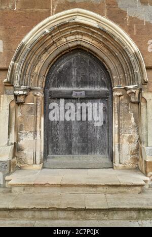 Porte latérale, à l'origine l'entrée principale, au château de Rockingham, Corby, Angleterre, un château royal construit par Guillaume le conquérant au XIe siècle. Banque D'Images