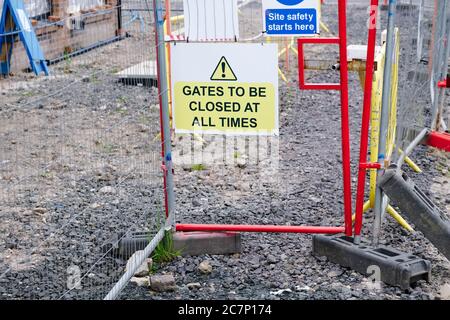 La porte doit être verrouillée en tout temps et l'affiche de sécurité doit être en place sur le chantier Banque D'Images