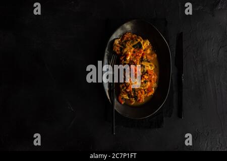 Poulet Chakhokhbili avec tomates et autres légumes servis sur une table avec espace pour les copies Banque D'Images