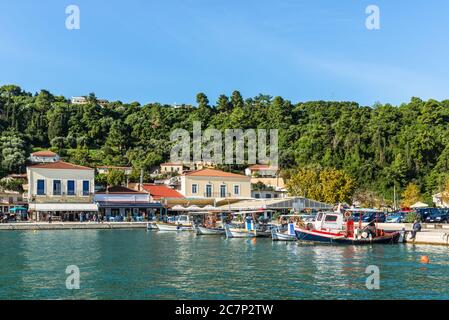 Katakolo, Grèce - 11 novembre 2019 : front de mer et promenade de Katakolo, petite ville balnéaire, avec son port naturel, collines avec forêts, beaucoup de t Banque D'Images