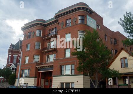 Butte, Montana, États-Unis - 30 juillet 2014 : les coins arrondis distinctifs de l'ancien hôtel Leonard construit en 1906 Banque D'Images