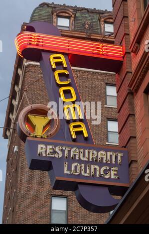 Butte, Montana, États-Unis - 30 juillet 2014 : panneau lumineux au néon pour le restaurant et salon Acoma Banque D'Images