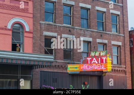 Butte, Montana, États-Unis - 30 juillet 2014 : panneau lumineux au néon pour le New Tait Hotel dans le centre-ville Banque D'Images