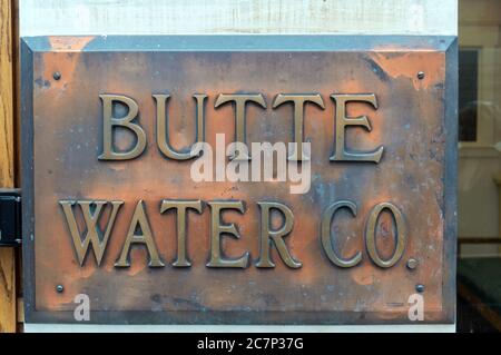 Butte, Montana, États-Unis - 30 juillet 2014 : l'enseigne en cuivre est apposée sur le bâtiment de la Butte Water Company Banque D'Images