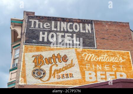 Butte, Montana, États-Unis - 30 juillet 2014 : panneau de bière peint sur le mur de briques de l'hôtel Lincoln Banque D'Images