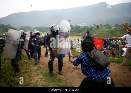 Lalitpur, Népal. 4 juillet 2020. Les habitants de Katmandou, Bhaktapur et Lalitpur se sont heurtés aux forces de police armées et au personnel de la police de Riot lors d'une manifestation au nom du projet d'autoroute en voie rapide de 76.2 kilomètres qui commence à Khokana de Lalitpur à Khokana à Lalitpur, au Népal, le samedi 4 juillet 2020. Les communautés indigènes de Newar, à Khokana et Bungamati, sont préoccupées par les dommages que la construction de Fast Track pourrait causer à leurs biens, à leurs terres et à leurs droits culturels. Crédit: Skanda Gautam/ZUMA Wire/Alay Live News Banque D'Images