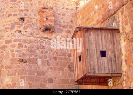 Porte d'entrée en bois sur les murs en pierre du monastère de Sainte Catherine, Mont Sinaï, Égypte Banque D'Images