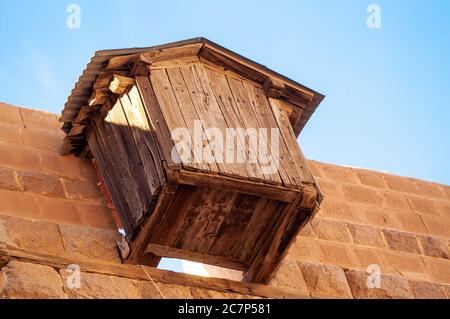 Porte d'entrée en bois sur les murs en pierre du monastère de Sainte Catherine, Mont Sinaï, Égypte Banque D'Images