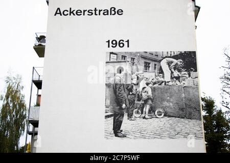 BERLIN, ALLEMAGNE - 11 OCTOBRE 2017 : collage de photos sur le mur de Berlin. Banque D'Images