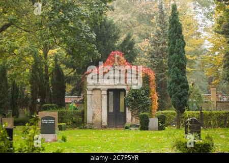 BERLIN, ALLEMAGNE - 11 OCTOBRE 2017 : cimetière au centre de la ville, nature verte et bâtiment. Banque D'Images