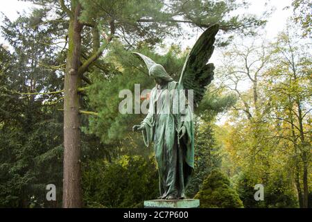 BERLIN, ALLEMAGNE - 11 OCTOBRE 2017 : sculpture d'ange dans le cimetière de Berlin. Banque D'Images