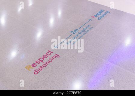 Bangkok , Thaïlande - 15 juillet 2020 : marque sociale de distanciation à l'étage du magasin Central RAMA 9 Banque D'Images