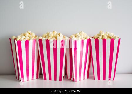 pop-corn dans des boîtes à rayures rouges sur fond blanc Banque D'Images