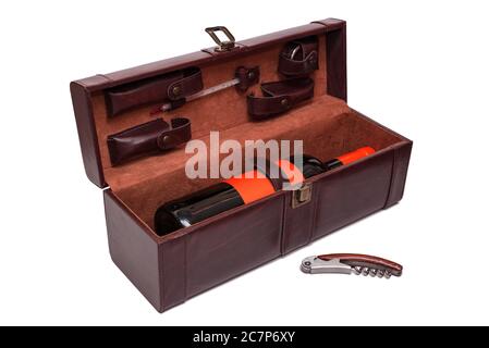 Étui en cuir marron ouvert pour le vin avec un ensemble d'outils sur fond blanc. Coffret cadeau ouvre-vin avec bouteille de vin rouge et étiquette de couleur lave luxuriante Banque D'Images