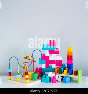 collection de jouets colorés et briques de construction sur fond de mur blanc Banque D'Images