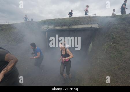 Nyaregyhaza. 18 juillet 2020. Les concurrents participent à la course de course d'obstacles extrêmes de 7 km de la course brutal Run après la levée des restrictions COVID-19 à Nyaregyhaza, en Hongrie, le 18 juillet 2020. Crédit: Attila Volgyi/Xinhua/Alay Live News Banque D'Images