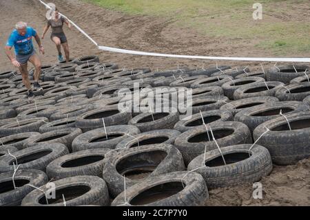 Nyaregyhaza. 18 juillet 2020. Les concurrents participent à la course de course d'obstacles extrêmes de 7 km de la course brutal Run après la levée des restrictions COVID-19 à Nyaregyhaza, en Hongrie, le 18 juillet 2020. Crédit: Attila Volgyi/Xinhua/Alay Live News Banque D'Images