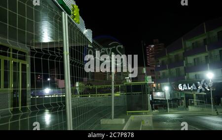 Magaluf, Espagne. 18 juillet 2020. Une barrière peut être vue sur la route déserte 'Punta Ballena' dans la station de vacances Magaluf. Les fêtes sauvages de centaines de touristes sans masques protecteurs et distances de sécurité ont un coup d'état dramatique sur Majorque: Pour la première fois sur l'île espagnole au milieu de l'été, toutes les arcades d'amusement sont fermées de force. Credit: Clara Margais/dpa/Alay Live News Banque D'Images