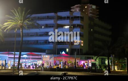Magaluf, Espagne. 18 juillet 2020. Seulement quelques personnes s'assoient sur la promenade de la 'Punta Ballena' dans la station de vacances Magaluf. Les fêtes sauvages de centaines de touristes sans masques protecteurs et distances de sécurité ont un coup d'état dramatique sur Majorque: Pour la première fois sur l'île espagnole au milieu de l'été, toutes les arcades d'amusement sont fermées de force. Credit: Clara Margais/dpa/Alay Live News Banque D'Images