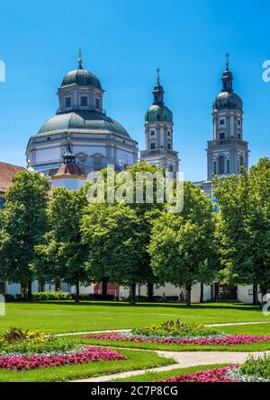 Vue sur le parc de la ville vers la basilique de Saint-Lorenz, Kempten, Basse-Allgaeu, Allgaeu, Swabia, Bavière, Allemagne, Europe Banque D'Images