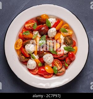 Salade Caprese traditionnelle composée de tomates fraîches en tranches, de mozzarella et de basilic, vue de dessus Banque D'Images