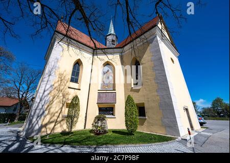 Passau, Allemagne. 15 avril 2020. L'église paroissiale Saint-Korona dans le quartier de Patriching. Le nom Corona est omniprésent. Depuis que le virus a été endémique, le nom a été un thème récurrent. L'église connaît une ruée de croyants. (À dpa 'où Corona est la vie quotidienne dans la maternelle et attire les croyants') Credit: Armin Weigel/dpa/Alay Live News Banque D'Images