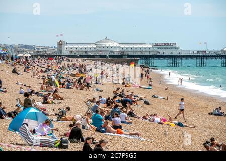 Brighton UK 18 juillet 2020 : rassemblement de foules sur la plage de Brighton pour profiter de la vague de chaleur du week-end. Banque D'Images