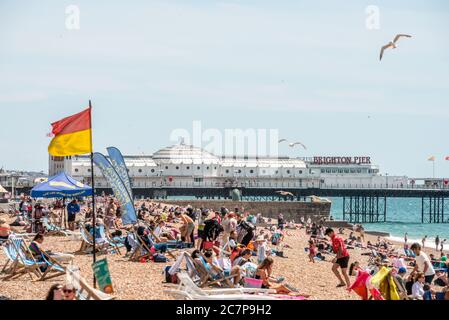 Brighton UK 18 juillet 2020 : rassemblement de foules sur la plage de Brighton pour profiter de la vague de chaleur du week-end. Banque D'Images