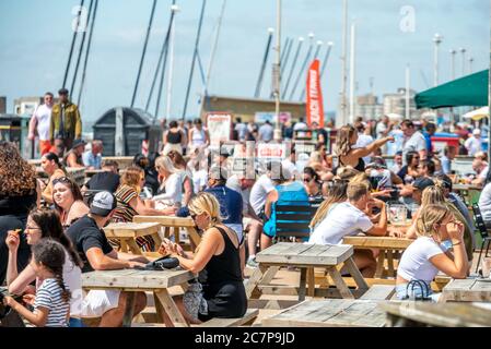 Brighton UK 18 juillet 2020 : rassemblement de foules sur la plage de Brighton pour profiter de la vague de chaleur du week-end. Banque D'Images