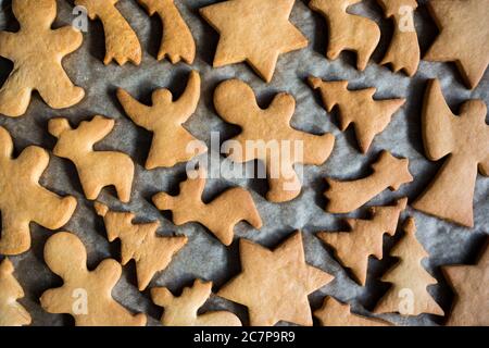 vue rapprochée du dessus des biscuits ou des pains d'épice sur le papier de cuisson Banque D'Images